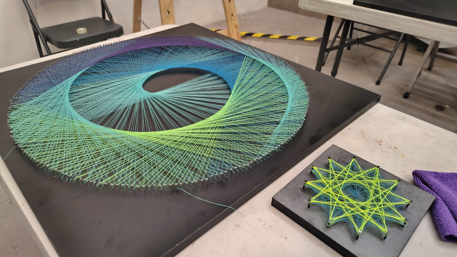 Participante elaborando su obra